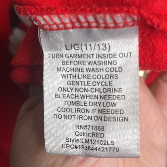 Looney Tunes red sweatshirt with Sylvester, Buggs, Taz and friends in size Large - Picture 4 of 10